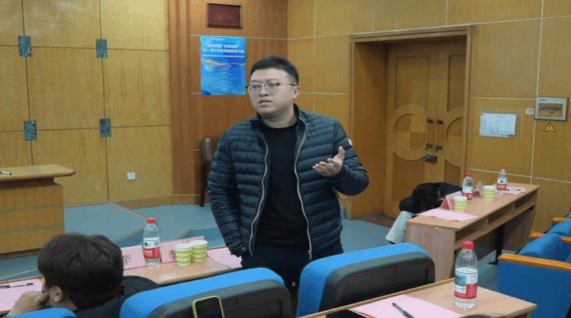 图片包含 人, 室内, 桌子, 女人 AI 生成的内容可能不正确。