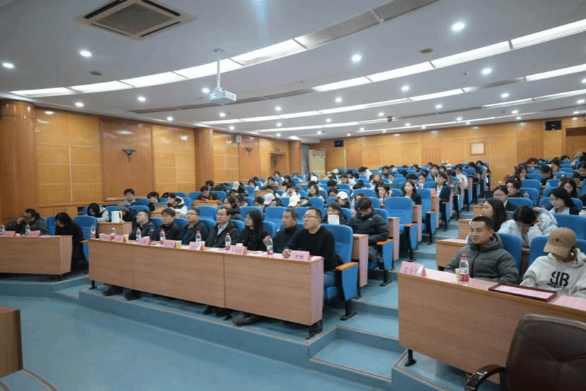 会议室里的人们 AI 生成的内容可能不正确。