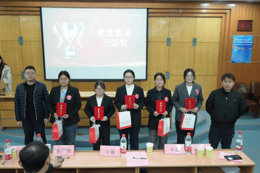 一群人站在桌子边 AI 生成的内容可能不正确。