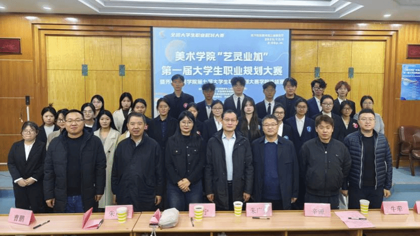 一群人站在壁报板前 AI 生成的内容可能不正确。