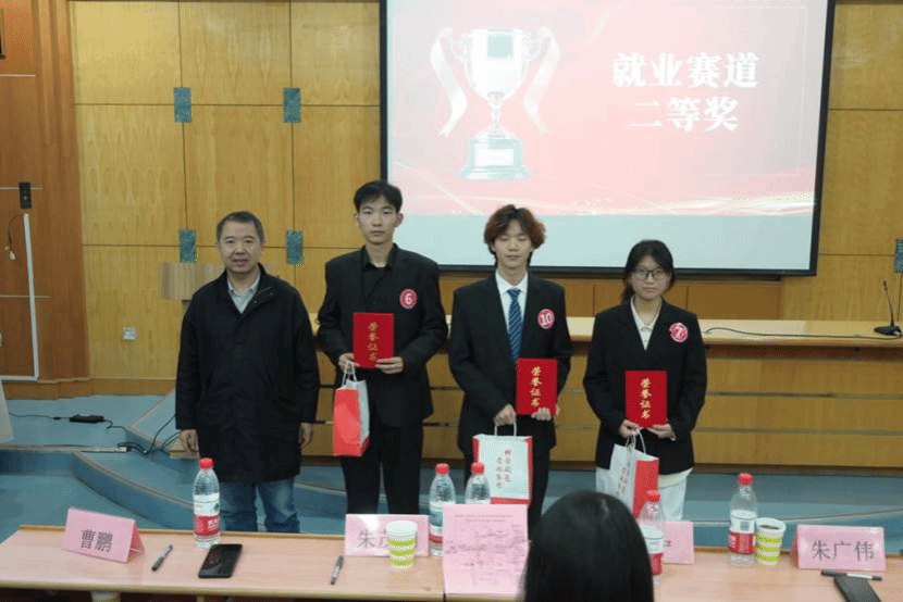 一群人站在桌子边 AI 生成的内容可能不正确。