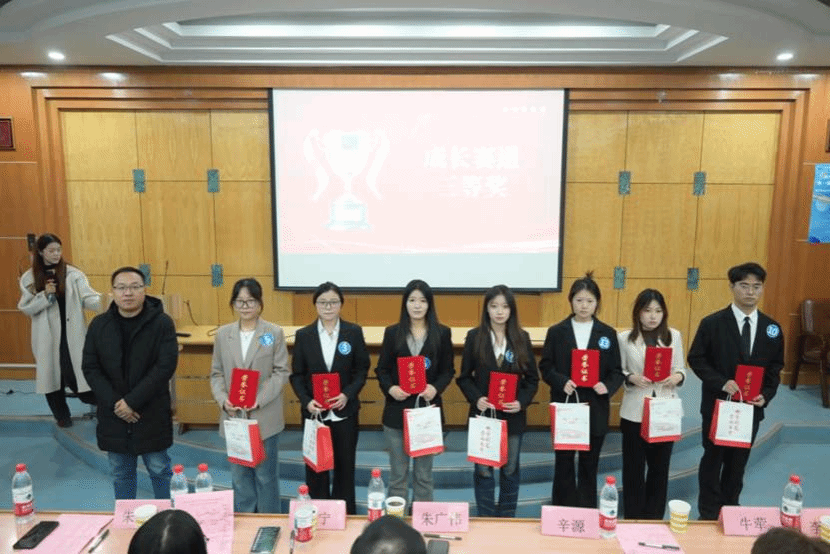 一群人站在桌子边 AI 生成的内容可能不正确。